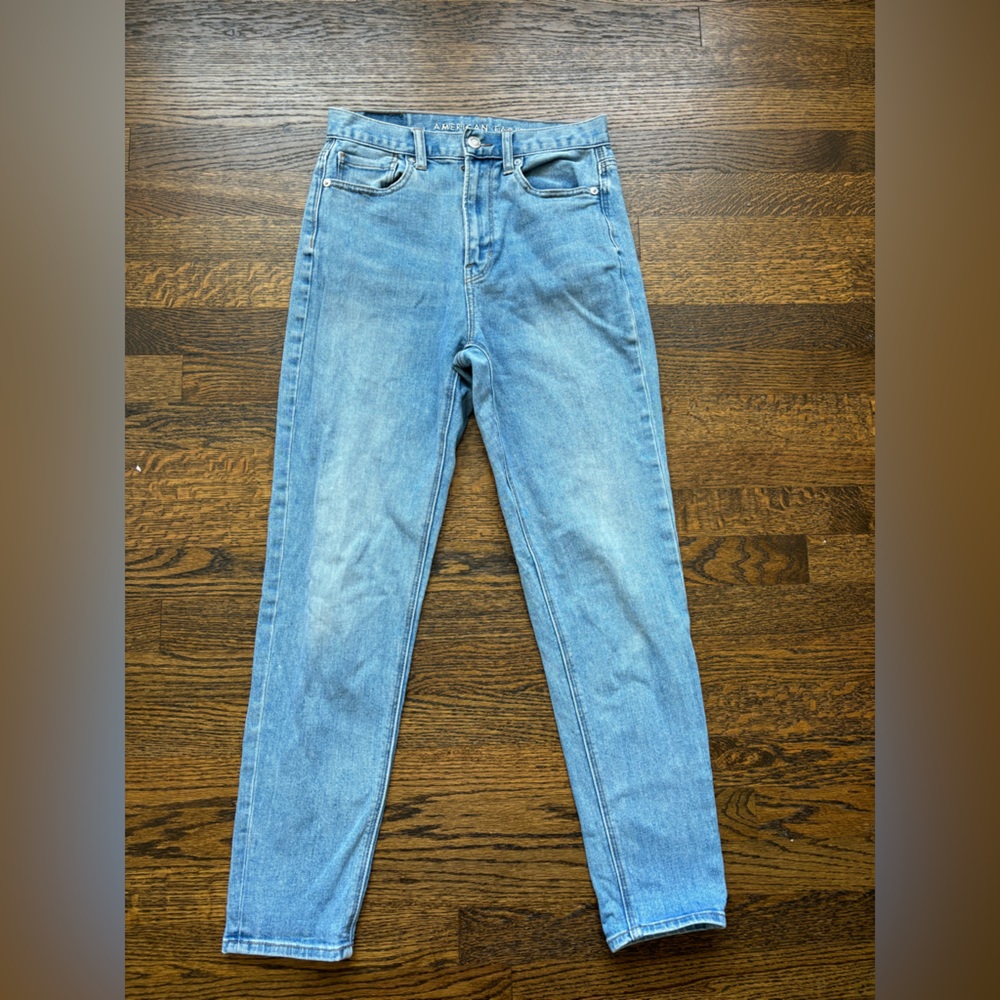 American Eagle High Rise Skinny Mom Jeans in Light Wash. Size 0.